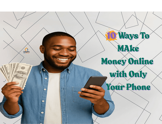 Gason k ap souri kenbe lajan ak telefòn pou montre fason pou fè lajan sou entènèt ak LakayPro.